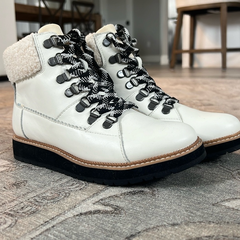 Gently worn Tom’s winter boots - size 6.5